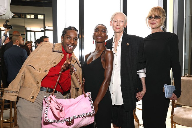 Di barisan depan, Rocky duduk bersama sejumlah selebriti seperti Michaela Coel, Tilda Swinton, dan Nicole Kidman. Kehadirannya semakin menegaskan posisinya sebagai salah satu pria paling berpengaruh dalam industri fashion saat ini. (Foto: Aurore Marechal/Getty Images)