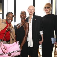 Di barisan depan, Rocky duduk bersama sejumlah selebriti seperti Michaela Coel, Tilda Swinton, dan Nicole Kidman. Kehadirannya semakin menegaskan posisinya sebagai salah satu pria paling berpengaruh dalam industri fashion saat ini. (Foto: Aurore Marechal/Getty Images)