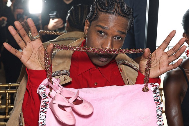 Sementara itu, putri Rocky bersama Rihanna, Rocki Irish Mayers, juga mulai mencuri perhatian. Di usia tujuh bulan, ia sudah tampil di sampul majalah dengan mengenakan busana haute couture dari Dior. (Foto: Aurore Marechal/Getty Images)