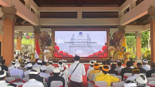 Gubernur Bali Wayan Koster memberikan sambutan saat peletakan batu pertama penataan area parahyangan kawasan suci Pura Agung Besakih, Jumat (1/5/2026). (Foto: I Wayan Selamat Juniasa/detikBali)