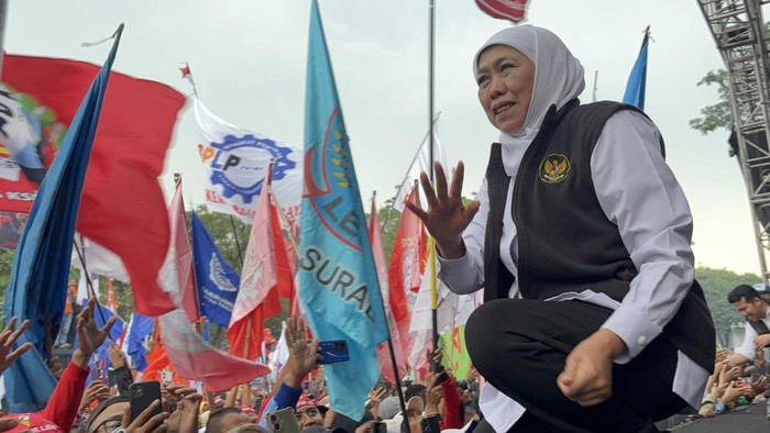 Gubernur Jatim Khofifah temui massa buruh