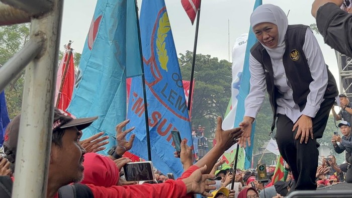 Gubernur Jatim Khofifah temui massa buruh