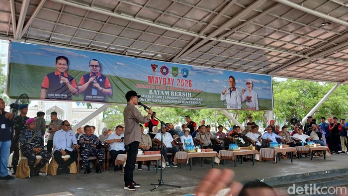 SPSI mengangkut sampah menggunakan puluhan armada truk dan pick up dalam aksi bersih-bersih serentak di sejumlah kecamatan di Batam.