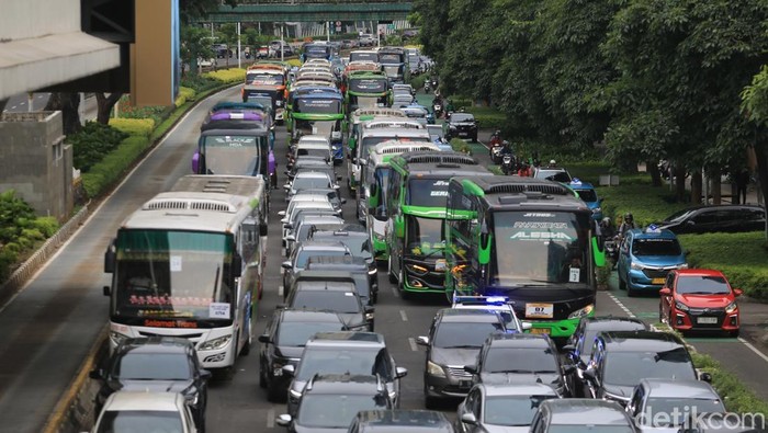 Para calon penumpang bertanya kepada petugas terkait penutupan jalur bus TransJakarta dari halte Polda Metro Jaya hingga Monas, di Halte Dukuh Atas Jakarta, Jumat (1/5/2026). Penutupan terkait peringatan hari buruh sedunia yang berpusat di Monas dan depan Gedung DPR/MPR. Terlihat juga antrean bus pembawa peserta peringatan hari buruh yang memenuhi jalan Jenderal Sudirman.