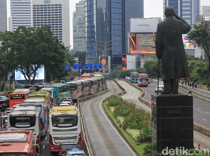 Para calon penumpang bertanya kepada petugas terkait penutupan jalur bus TransJakarta dari halte Polda Metro Jaya hingga Monas, di Halte Dukuh Atas Jakarta, Jumat (1/5/2026). Penutupan terkait peringatan hari buruh sedunia yang berpusat di Monas dan depan Gedung DPR/MPR. Terlihat juga antrean bus pembawa peserta peringatan hari buruh yang memenuhi jalan Jenderal Sudirman.