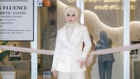 Irish Bella mengatakan ada untungnya kini fokus berbisnis. Banting setir iya bisa dibilang. Saya belajar berbisnis sama ahlinya, suami saya, jadi bisa fokus urus suami, anak, tuturnya. (Foto: dok Instagram _irishbella_)