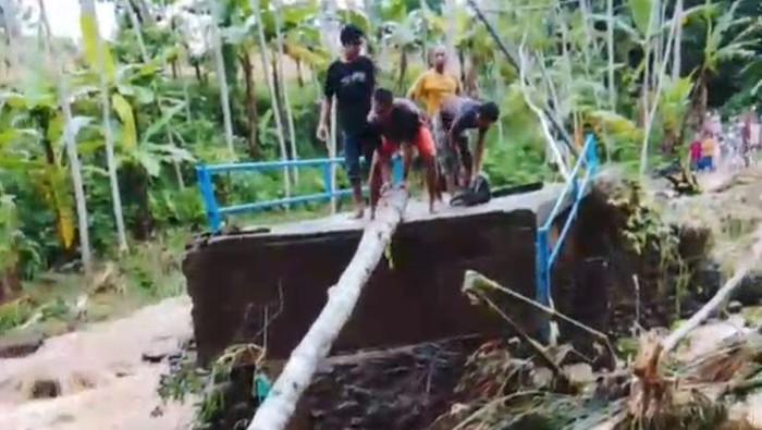 Jembatan di Desa Darungan, Kecamatan Tanggul, Jember ambruk