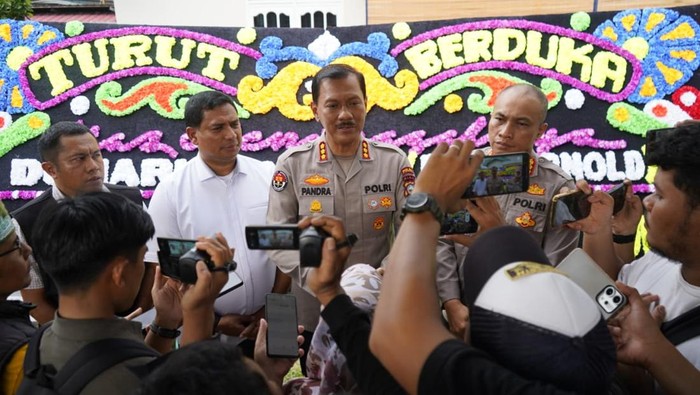 Kabid Humas Polda Riau Kombes Zahwani Pandra Arsyad di rumah duka lansia tewas dibunuh di Pekanbaru (dok.istimewa)