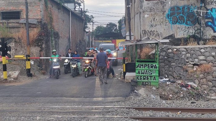 KAI Buka Suara soal Pemasangan Palang Pintu Sementara di Perlintasan Ampera Bekasi Timur