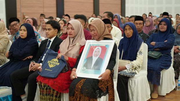 Kakak ipar almarhumah Lusi Kristiana SPd, Faidah Aryanti (baju hitam) menggantikan wisuda di Universitas Muhammadiyah Magelang (Unimma), Kamis (30/4/2026).