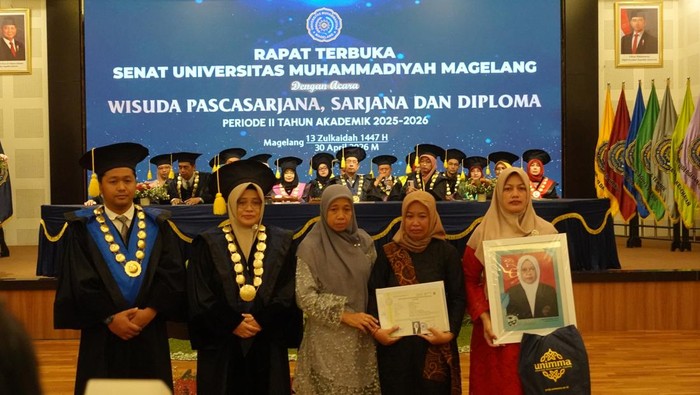 Kakak ipar almarhumah Lusi Kristiana SPd, Faidah Aryanti (baju hitam) menggantikan wisuda di Universitas Muhammadiyah Magelang (Unimma), Kamis (30/4/2026).