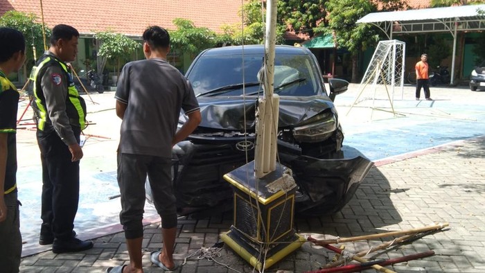 Avanza hitam nopol AA 1239 RN yang menabarak 5 siswa MTsN 1 Bojonegoro