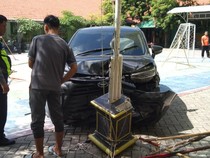 Mobil Seruduk Siswa MTsN 1 Bojonegoro: Tiang Bendera Jadi Penyelamat