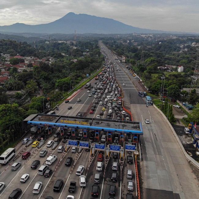 Jalur Puncak Padat saat Libur Hari Buruh, Sistem Satu Arah Diberlakukan