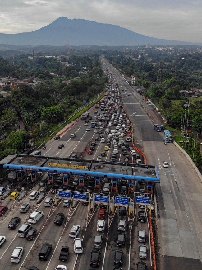 Jalur Puncak Padat saat Libur Hari Buruh, Sistem Satu Arah Diberlakukan
