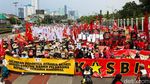 Kepung DPR, Buruh Tuntut Upah Layak dan Hapus Outsourcing