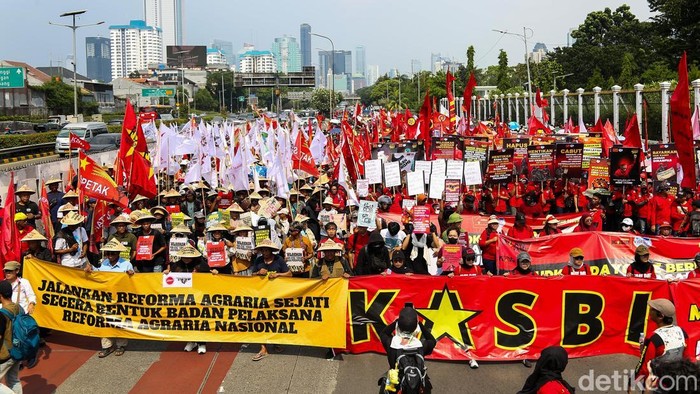 Sejumlah massa buruh memadati kawasan Gedung DPR RI dalam aksi peringatan Hari Buruh Internasional atau May Day di Jakarta, Jumat (1/5/2026).

Massa datang dari berbagai wilayah dengan mengenakan atribut serikat masing-masing sebagai bentuk solidaritas.