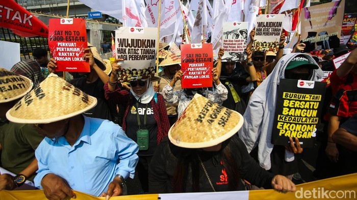 Sejumlah massa buruh memadati kawasan Gedung DPR RI dalam aksi peringatan Hari Buruh Internasional atau May Day di Jakarta, Jumat (1/5/2026).

Massa datang dari berbagai wilayah dengan mengenakan atribut serikat masing-masing sebagai bentuk solidar