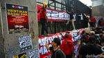 Kepung DPR, Buruh Tuntut Upah Layak dan Hapus Outsourcing