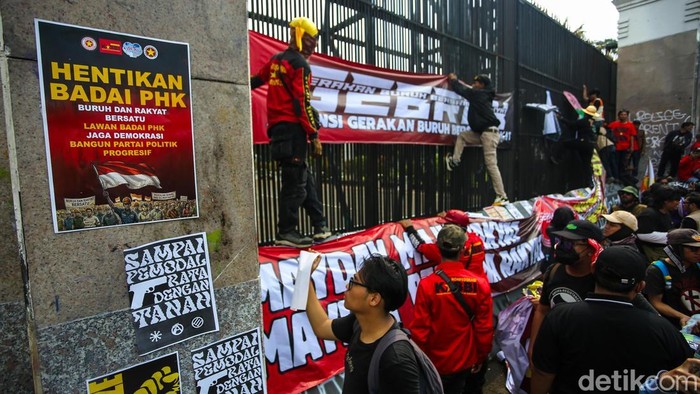 Kepung DPR, Buruh Tuntut Upah Layak dan Hapus Outsourcing Sejumlah massa buruh memadati kawasan Gedung DPR RI dalam aksi peringatan Hari Buruh Internasional atau May Day di Jakarta, Jumat (1/5/2026). Massa datang dari berbagai wilayah dengan mengenakan atribut serikat masing-masing sebagai bentuk solidaritas.