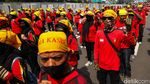 Kepung DPR, Buruh Tuntut Upah Layak dan Hapus Outsourcing