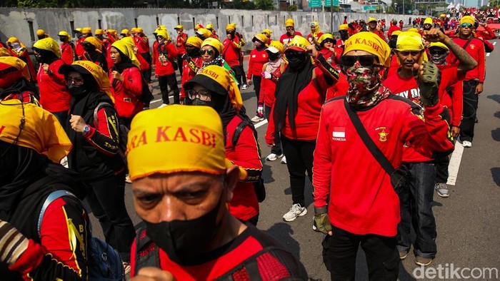 Kepung DPR, Buruh Tuntut Upah Layak dan Hapus Outsourcing Sejumlah massa buruh memadati kawasan Gedung DPR RI dalam aksi peringatan Hari Buruh Internasional atau May Day di Jakarta, Jumat (1/5/2026). Massa datang dari berbagai wilayah dengan mengenakan atribut serikat masing-masing sebagai bentuk solidaritas.