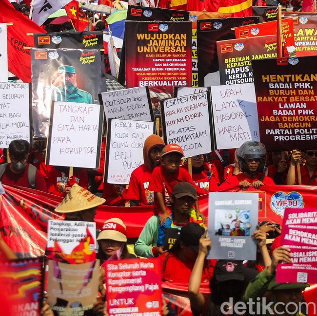 Kepung DPR, Buruh Tuntut Upah Layak dan Hapus Outsourcing