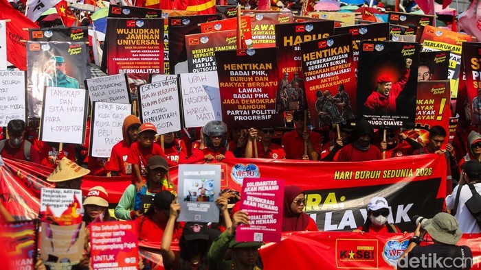 Kepung DPR, Buruh Tuntut Upah Layak dan Hapus Outsourcing Sejumlah massa buruh memadati kawasan Gedung DPR RI dalam aksi peringatan Hari Buruh Internasional atau May Day di Jakarta, Jumat (1/5/2026). Massa datang dari berbagai wilayah dengan mengenakan atribut serikat masing-masing sebagai bentuk solidaritas.