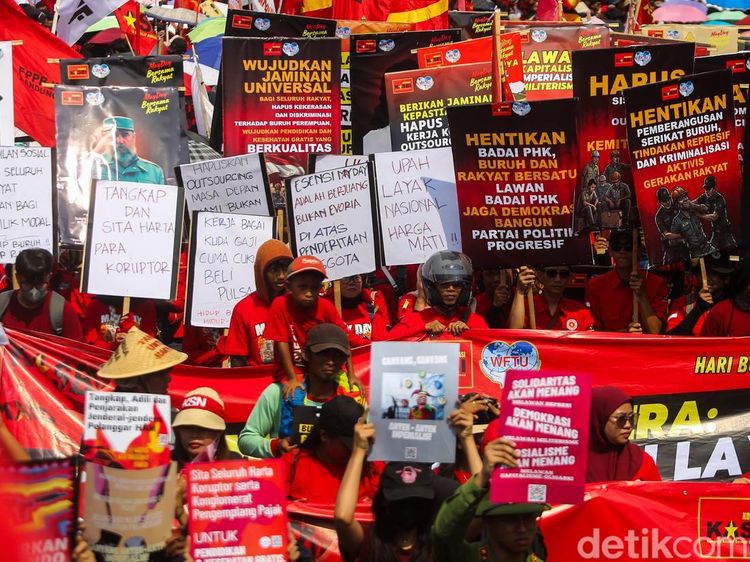 Kepung DPR, Buruh Tuntut Upah Layak dan Hapus Outsourcing