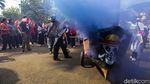 Kepung DPR, Buruh Tuntut Upah Layak dan Hapus Outsourcing
