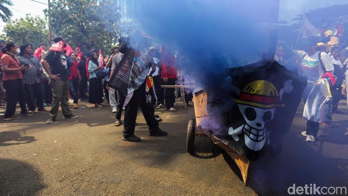 Kepung DPR, Buruh Tuntut Upah Layak dan Hapus Outsourcing Sejumlah massa buruh memadati kawasan Gedung DPR RI dalam aksi peringatan Hari Buruh Internasional atau May Day di Jakarta, Jumat (1/5/2026). Massa datang dari berbagai wilayah dengan mengenakan atribut serikat masing-masing sebagai bentuk solidaritas.
