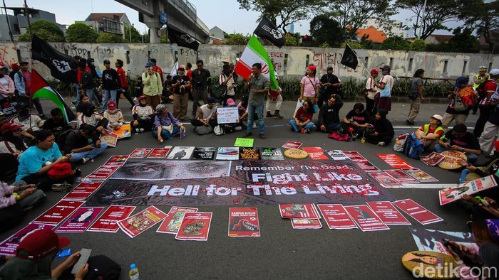 Sejumlah massa buruh memadati kawasan Gedung DPR RI dalam aksi peringatan Hari Buruh Internasional atau May Day di Jakarta, Jumat (1/5/2026).

Massa datang dari berbagai wilayah dengan mengenakan atribut serikat masing-masing sebagai bentuk solidaritas.