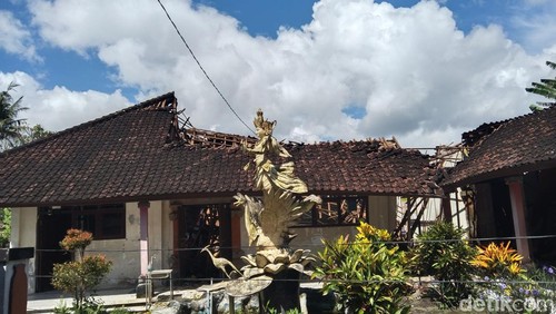 Kondisi gedung SDN 3 Sembung Gede di Banjar Sembung Kumpi, Kecamatan Kerambitan, Tabanan, Bali, yang ambruk pada Kamis (30/4/2026). (Foto: Krisna Pradipta/detikBali)