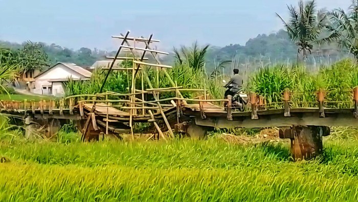 Kondisi jembatan lingkungan yang menghubungkan dua kecamatan di Kabupaten Sukabumi.