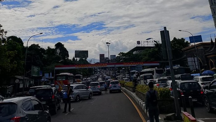 Kondisi lalin menuju Puncak Bogor saat long weekend May Day 2026.