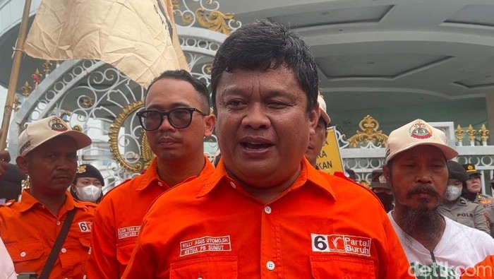 Koordinator aksi Willy Agus Utomo saat memberikan keterangan. (Finta Rahyuni/detikSumut)