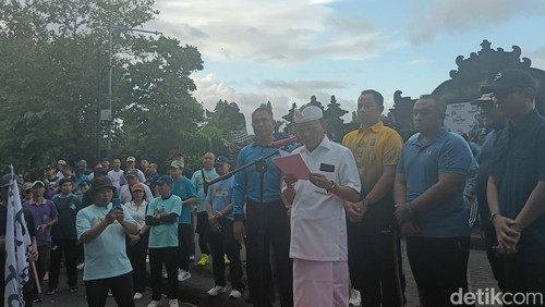Koster memberikan sambutan pelepasan pada peringatan Bali May Day di Lapangan Renon, Jumat (1/5/2026). (Hani Sofia Muthmainnah/detikBali)