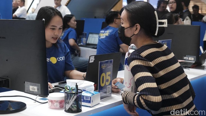 Petugas membantu pengunjung yang memesan tiket pesawat saat BCA tiket.com Travel Fair 2026 di Gandaria City, Jakarta, Jumat (1/5/2026). BCA dan tiket.com menggelar travel fair yang dilaksanakan pada 1-3 Mei untuk menghadirkan pengalaman yang memudahkan pengguna dalam merencanakan perjalanan khususnya menjelang momentum libur panjang.