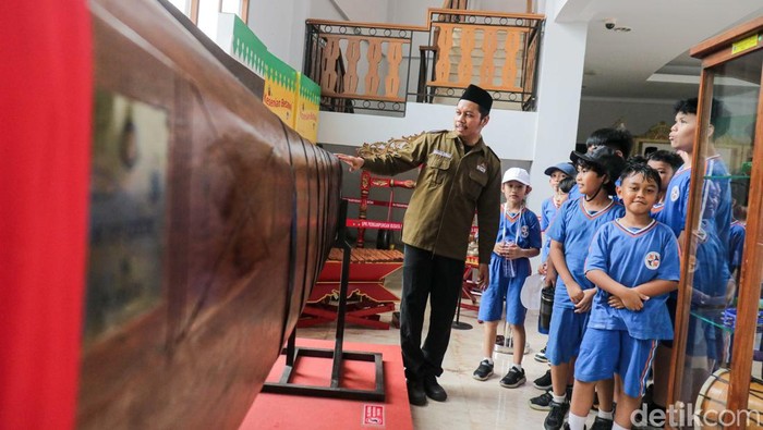 Sejumlah siswa mengikuti kegiatan edukasi sejarah budaya Betawi di Museum Betawi, Rabu (29/4/2026). Kegiatan ini menjadi bagian dari pembelajaran luar kelas untuk mengenalkan warisan budaya lokal kepada generasi muda.