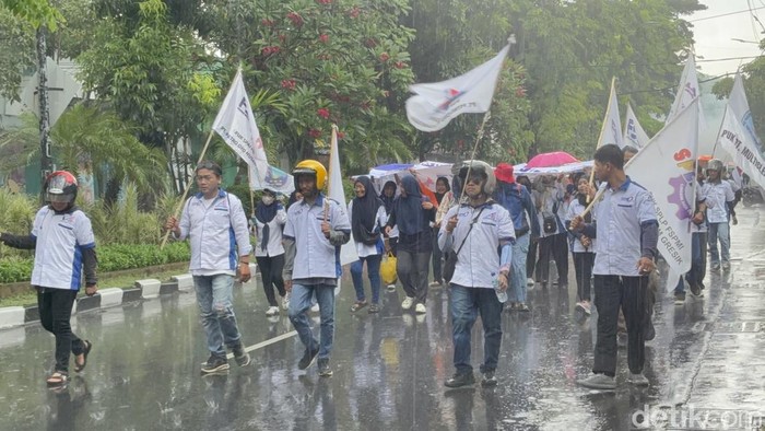 Long March buruh ke Kantor Gubernur Jatim