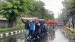 Potret Buruh di Surabaya Tetap Long March Meski Diguyur Hujan