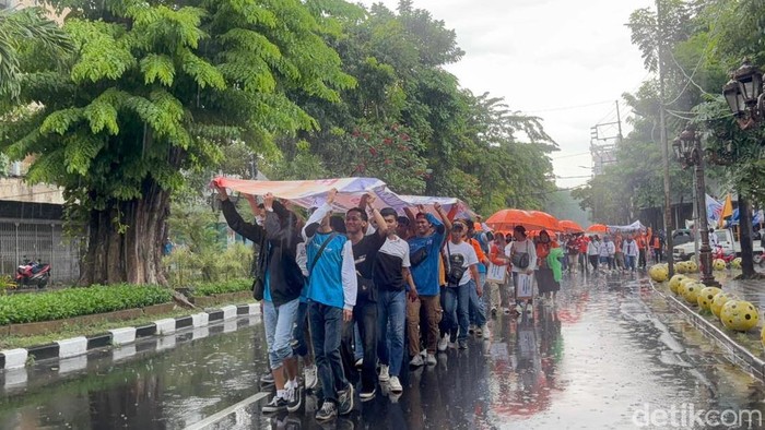 Long March buruh ke Kantor Gubernur Jatim
