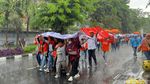 Potret Buruh di Surabaya Tetap Long March Meski Diguyur Hujan