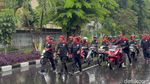 Potret Buruh di Surabaya Tetap Long March Meski Diguyur Hujan