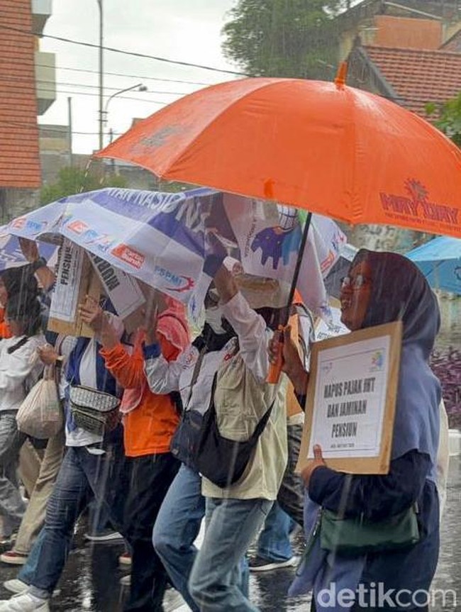 Potret Buruh di Surabaya Tetap Long March Meski Diguyur Hujan