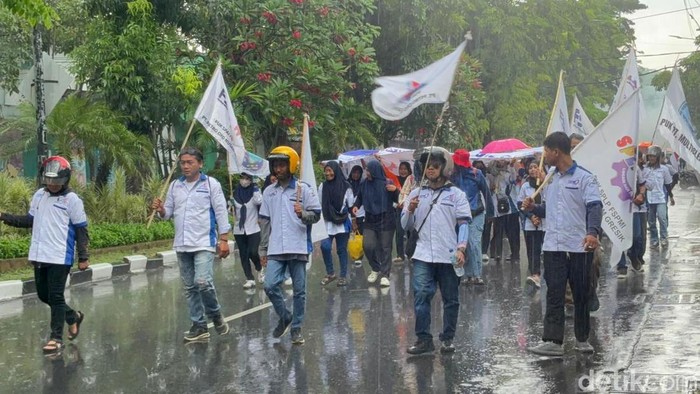 Long March buruh ke Kantor Gubernur Jatim