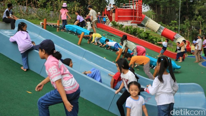 Orang tua hingga anak-anak menikmati taman saat long weekend hari buruh di Taman Bendera Pusaka, Jakarta, Jumat (1/5/2026). Akhir pekan dimanfaatkan dengan menikmati suasana taman yang rimbun dengan berjalan kaki atau menggelar tikar untuk piknik. Bulan Mei dipenuhi libur long weekend. Jadi mau kemana long weekend berikutnya?