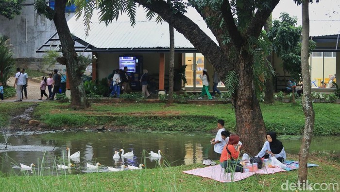 Orang tua hingga anak-anak menikmati taman saat long weekend hari buruh di Taman Bendera Pusaka, Jakarta, Jumat (1/5/2026). Akhir pekan dimanfaatkan dengan menikmati suasana taman yang rimbun dengan berjalan kaki atau menggelar tikar untuk piknik. Bulan Mei dipenuhi libur long weekend. Jadi mau kemana long weekend berikutnya?