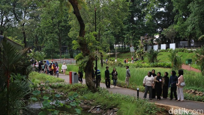 Orang tua hingga anak-anak menikmati taman saat long weekend hari buruh di Taman Bendera Pusaka, Jakarta, Jumat (1/5/2026). Akhir pekan dimanfaatkan dengan menikmati suasana taman yang rimbun dengan berjalan kaki atau menggelar tikar untuk piknik. Bulan Mei dipenuhi libur long weekend. Jadi mau kemana long weekend berikutnya?