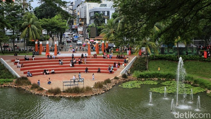 Orang tua hingga anak-anak menikmati taman saat long weekend hari buruh di Taman Bendera Pusaka, Jakarta, Jumat (1/5/2026). Akhir pekan dimanfaatkan dengan menikmati suasana taman yang rimbun dengan berjalan kaki atau menggelar tikar untuk piknik. Bu